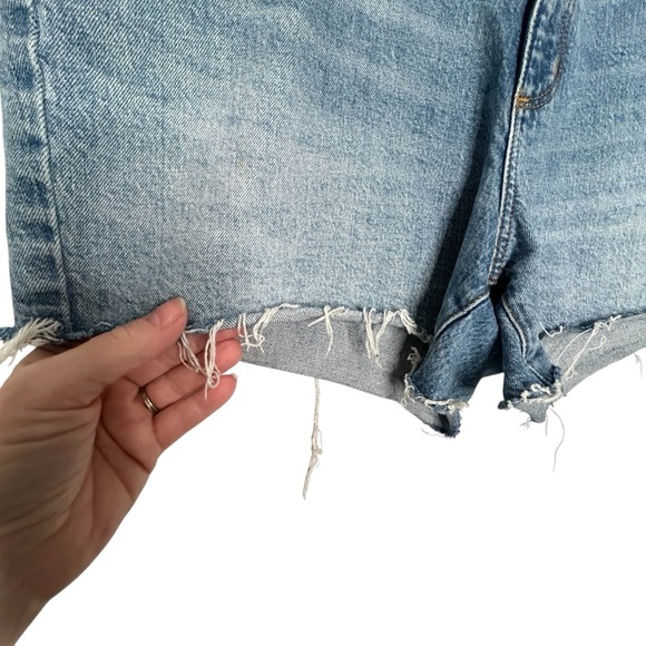 Universal Thread Med Wash Vintage Midi Distressed Cut Off Jean Shorts Sz 14 - Picture 3 of 11